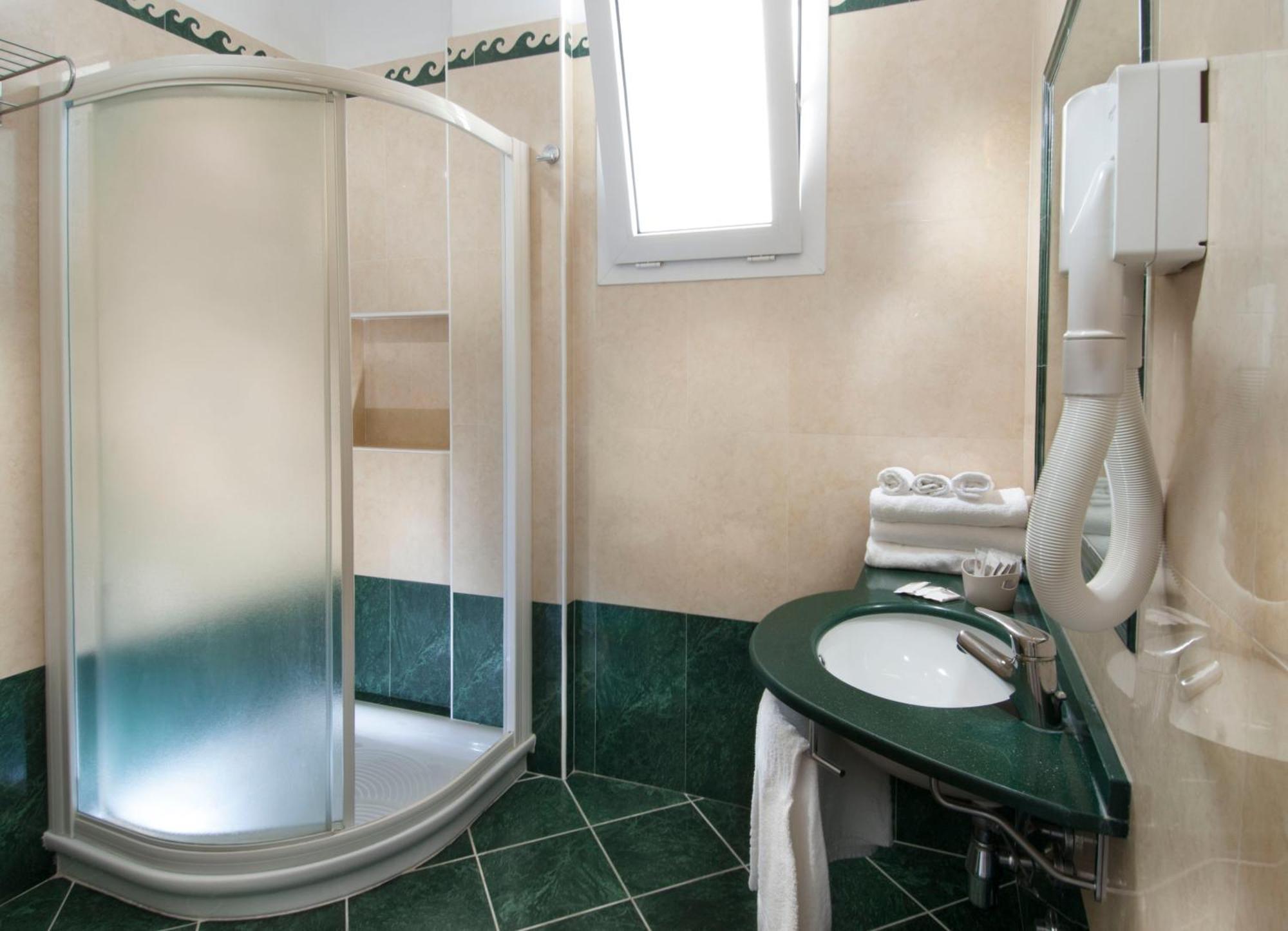 Hotel Bellevue カットーリカ エクステリア 写真